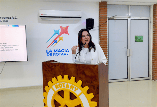 Mónica Robles destaca avances y retos de las mujeres en conferencia del Club Rotario Veracruz