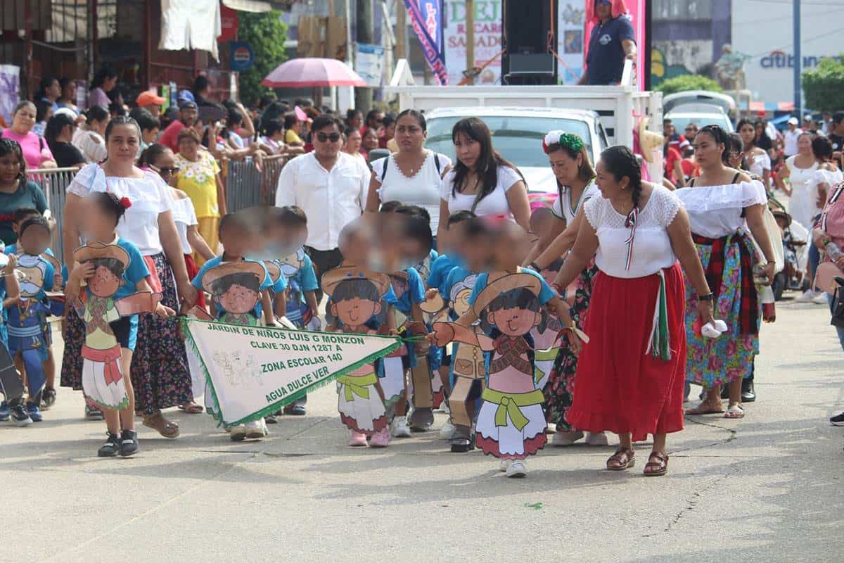 Maratónico y vistoso desfile de la Revolución Mexicana en Agua Dulce l VIDEO