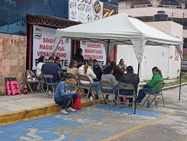 Plantón de profesores en Dirección de Telebachillerato, en Xalapa