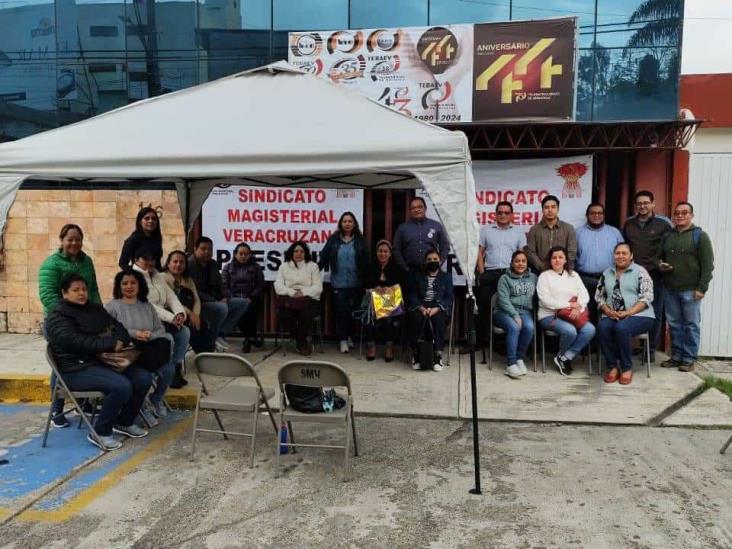 Plantón de profesores en Dirección de Telebachillerato, en Xalapa