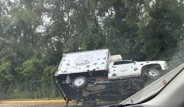 Camioneta con lácteos y embutidos vuelca en Xalapa