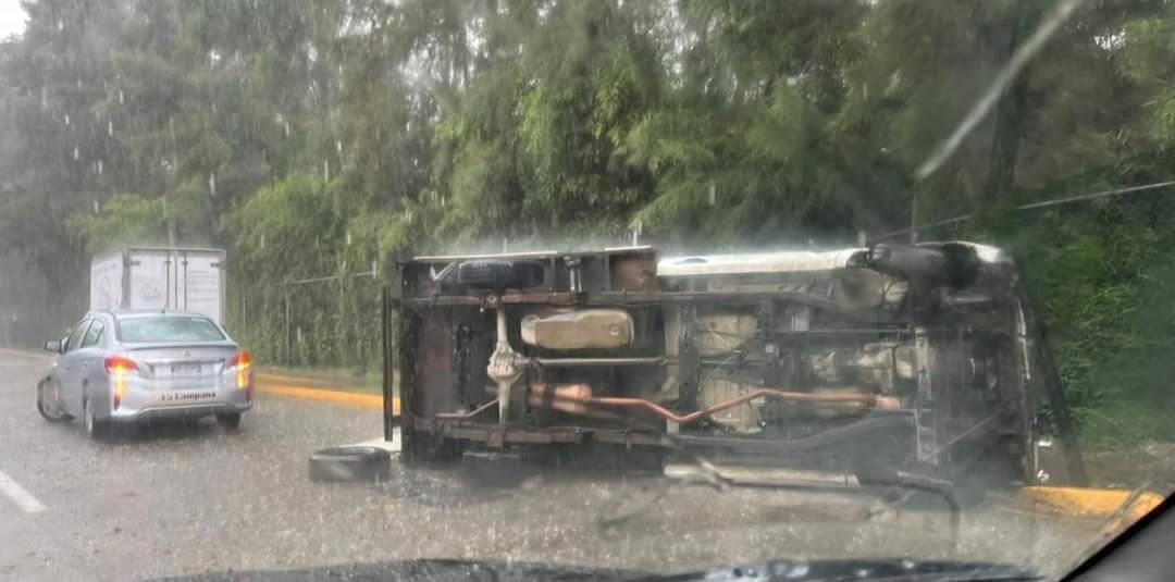 Camioneta con lácteos y embutidos vuelca en Xalapa