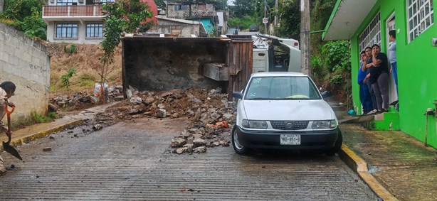 ¡Fue un caos! Camión de CMAS Xalapa vuelca en colonia Ampliación Renacimiento