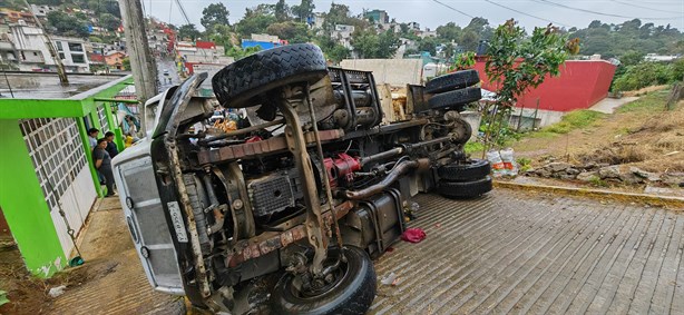 ¡Fue un caos! Camión de CMAS Xalapa vuelca en colonia Ampliación Renacimiento