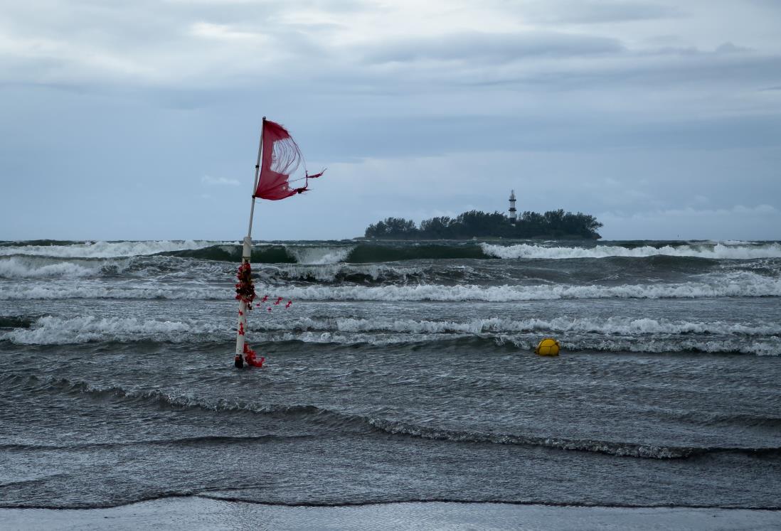 Playas de Veracruz se encuentran con bandera roja por frente frío 10