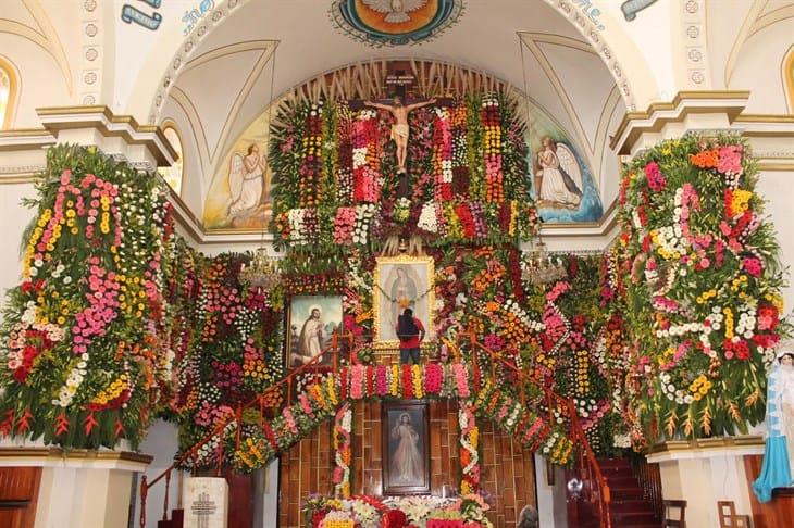 La Perla adorna con flores su iglesia en honor a Santa María Virgen