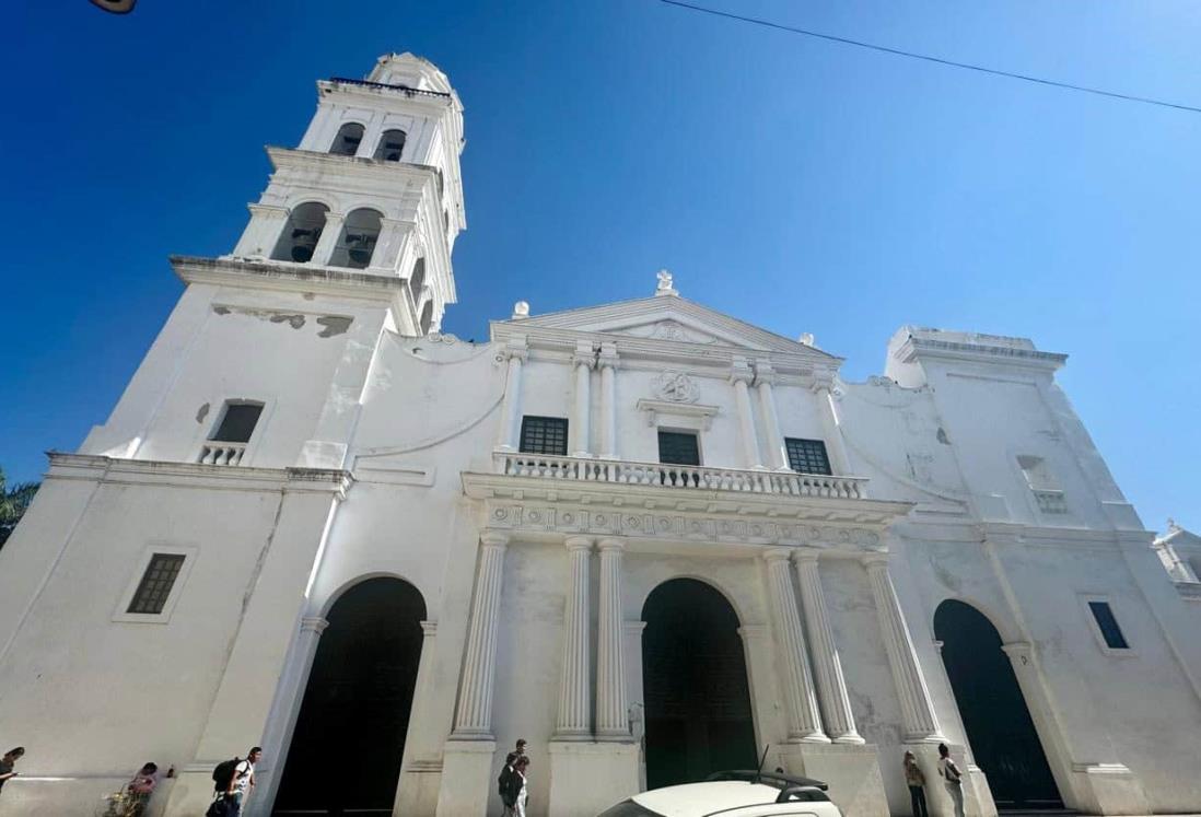 Pintan fachada de la Catedral de Veracruz tras remodelación del Zócalo