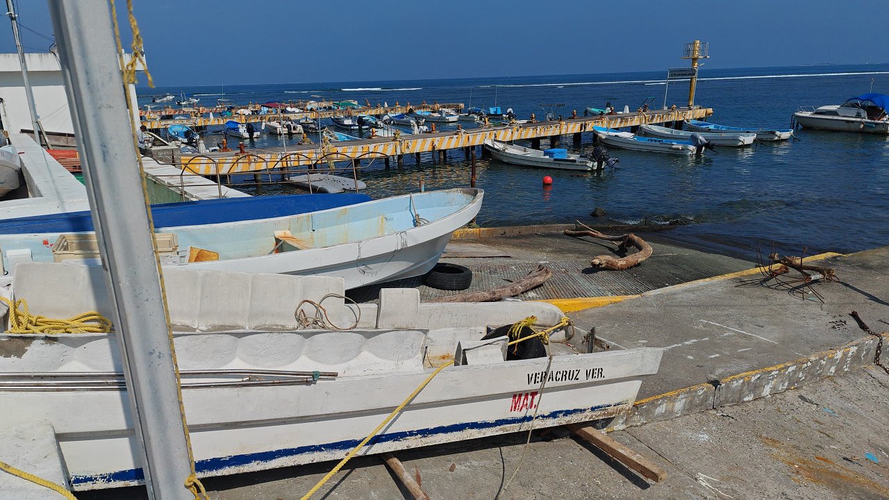 Pescadores de Veracruz aseguran lanchas ante el Frente Frío 10