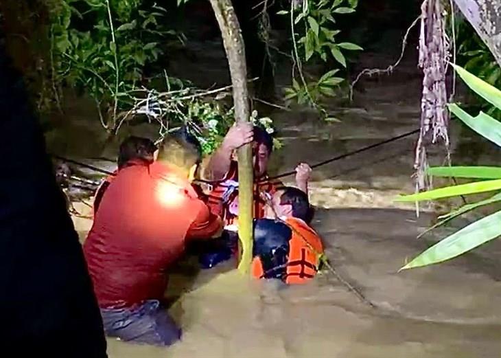 ¡Se los llevaba la corriente! Rescatan a dos hombres en el río Cazones, en Poza Rica