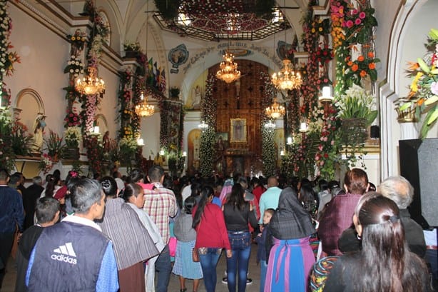 La Perla adorna con flores su iglesia en honor a Santa María Virgen