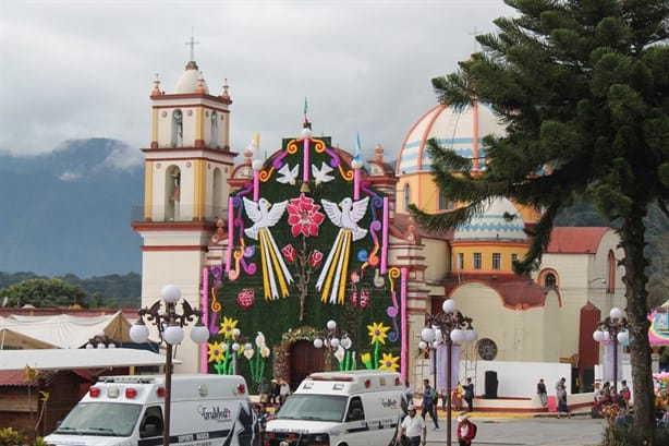 La Perla adorna con flores su iglesia en honor a Santa María Virgen