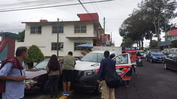 ¡Qué susto! Camioneta choca a un auto en Xalapa y deja una joven con lesiones leves