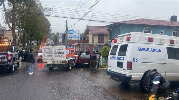 ¡Qué susto! Camioneta choca a un auto en Xalapa y deja una joven con lesiones leves