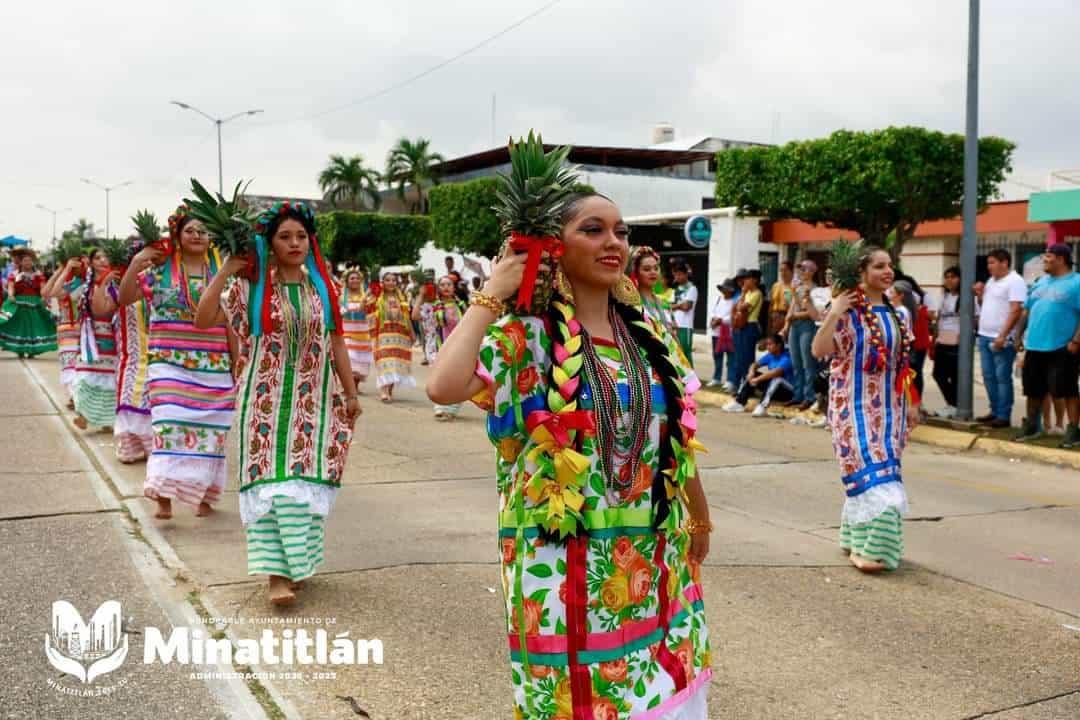 Con emotivo desfile Minatitlán conmemora el 114 aniversario de la Revolución Mexicana