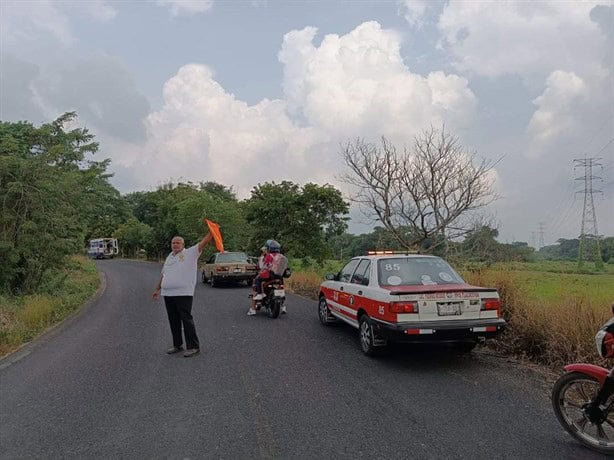 Vuelca camión en carretera de Tlalixcoyan; chofer termina hospitalizado