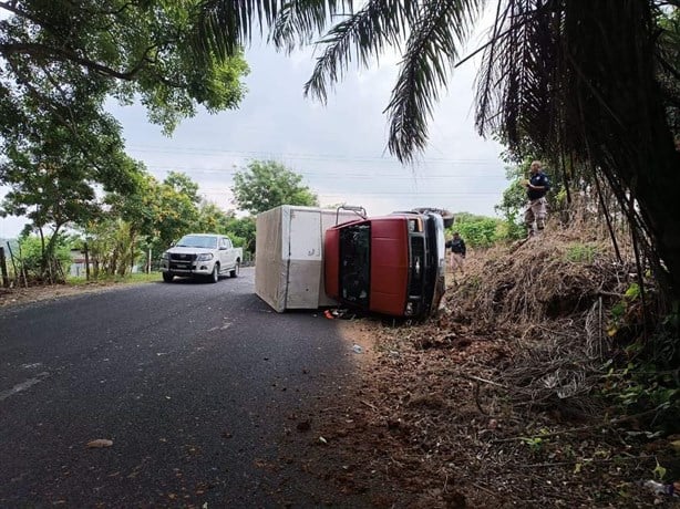 Vuelca camión en carretera de Tlalixcoyan; chofer termina hospitalizado