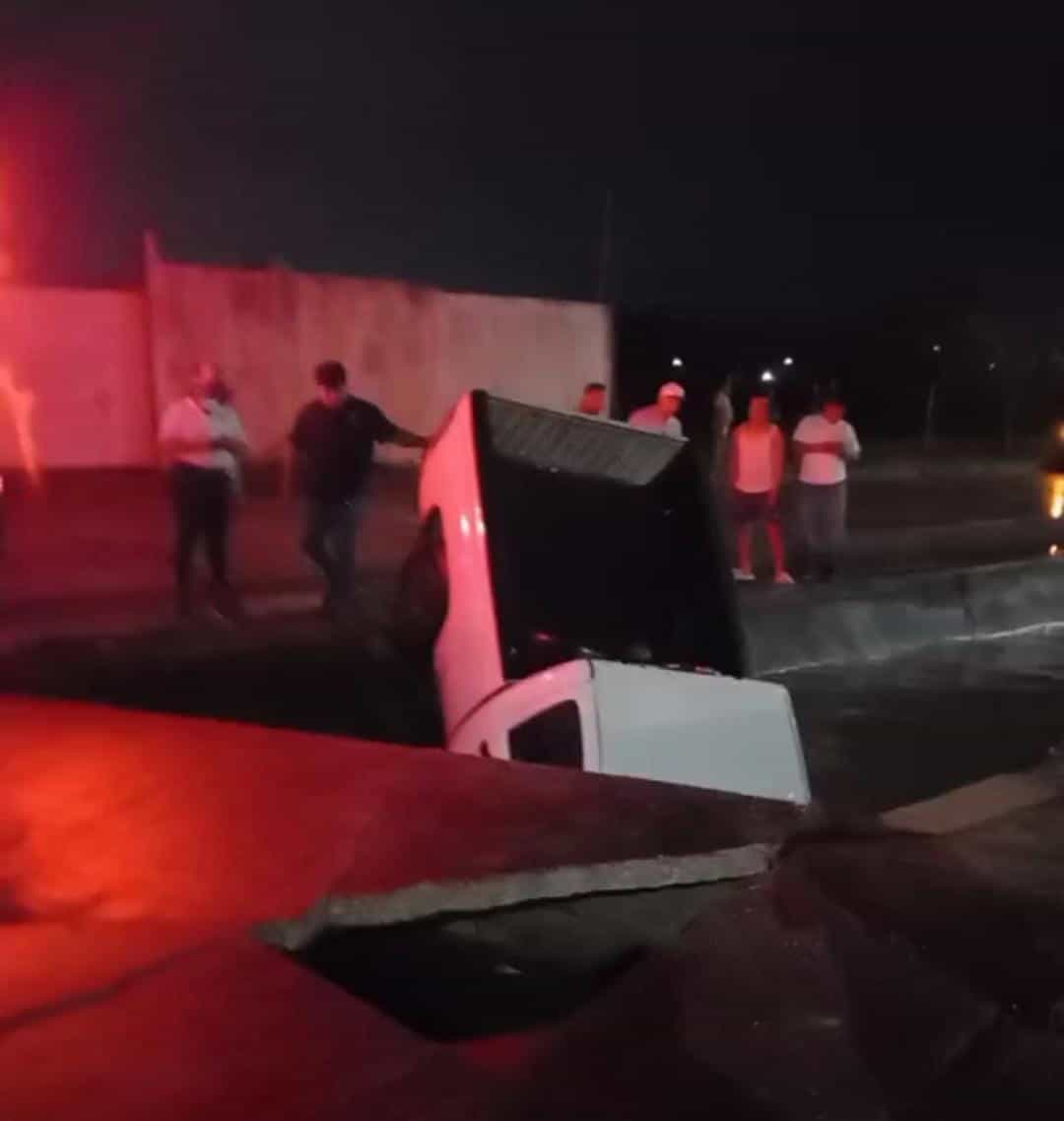 Frente Frío 10: Cae camioneta a canal de la avenida Jirafas en Punta Caracol