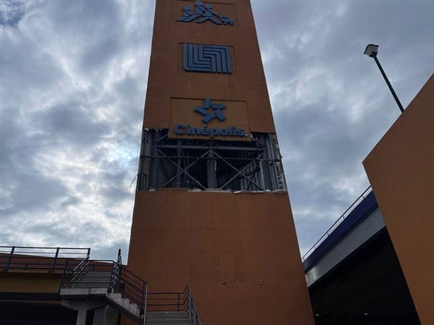 Frente frío 10 desprende letrero en plaza comercial de Boca del Río