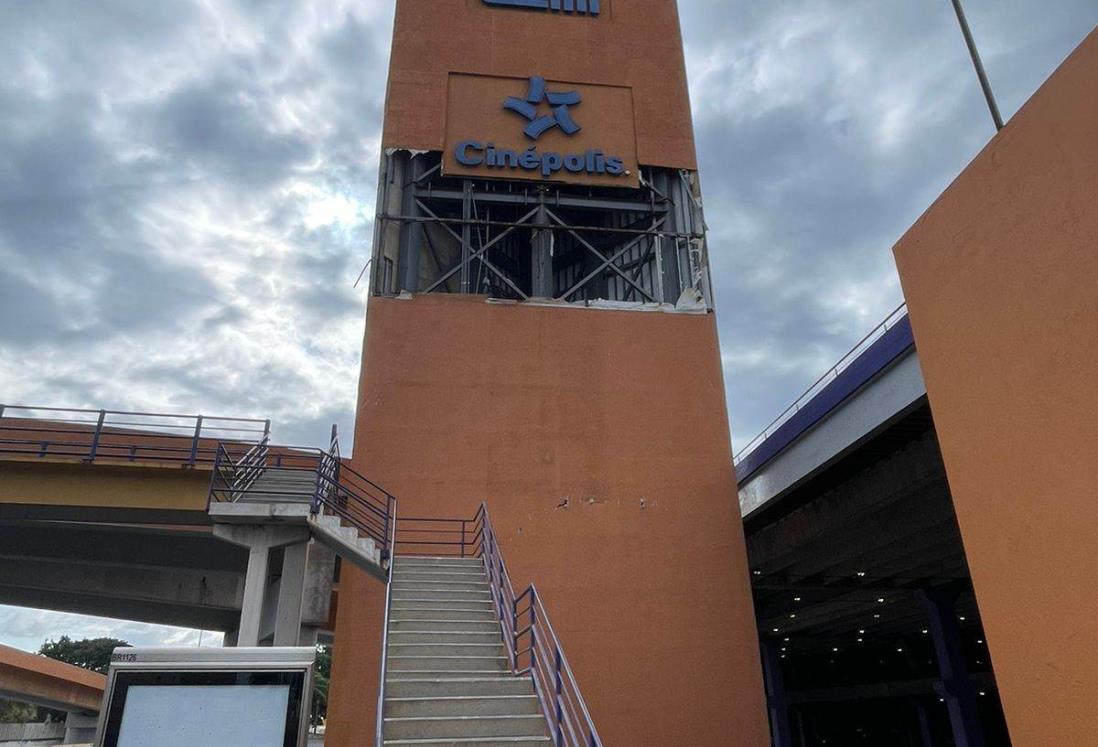 Frente frío 10 desprende letrero en plaza comercial de Boca del Río