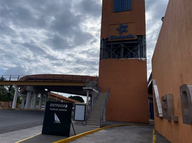 Frente frío 10 desprende letrero en plaza comercial de Boca del Río