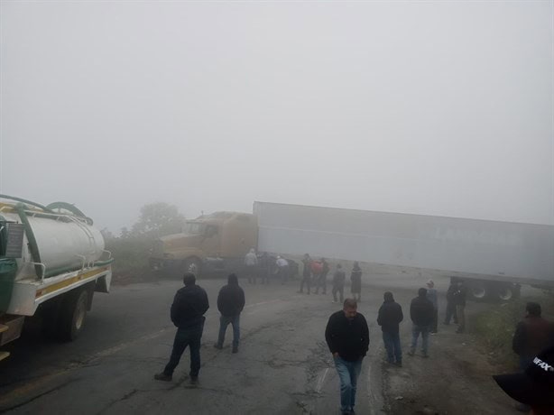 Tráiler se accidenta en Las Cumbres de Acultzingo; cierran vialidad