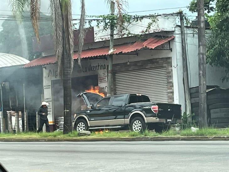 Termina en llamas: camioneta se incendia en el Boulevard Córdoba-Peñuela