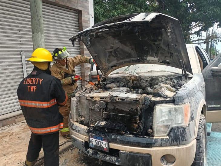 Termina en llamas: camioneta se incendia en el Boulevard Córdoba-Peñuela