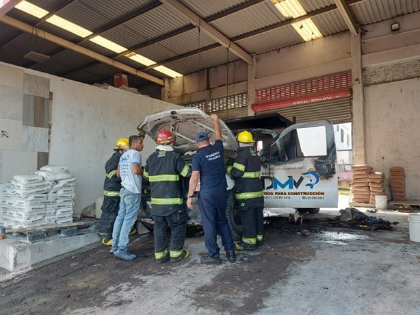 Se incendia camioneta en carretera a Dos Lomas, en Veracruz