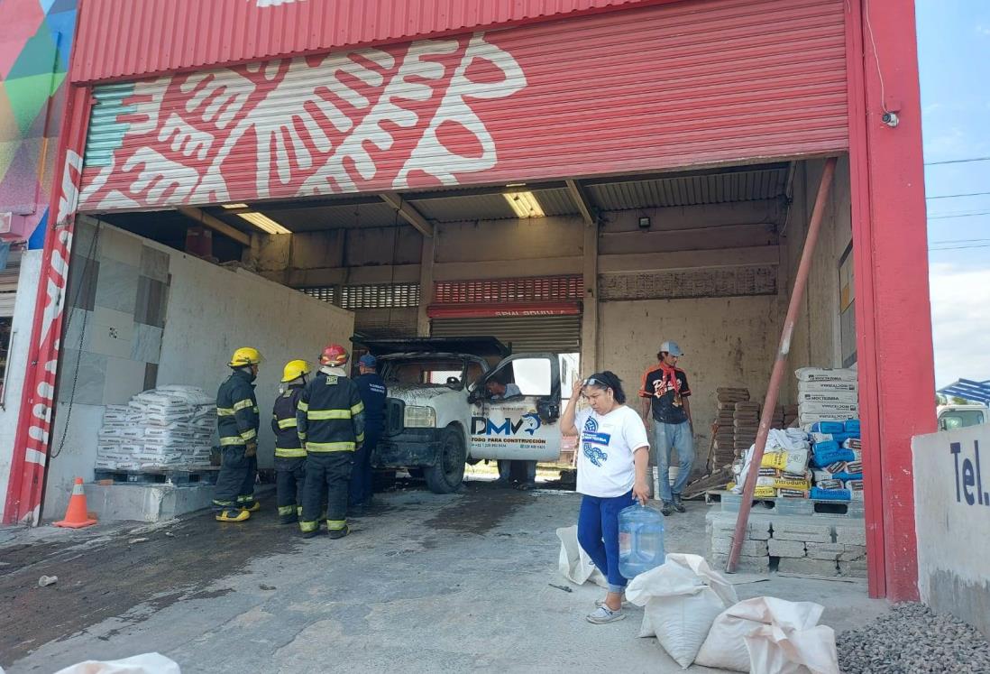 Se incendia camioneta en carretera a Dos Lomas, en Veracruz