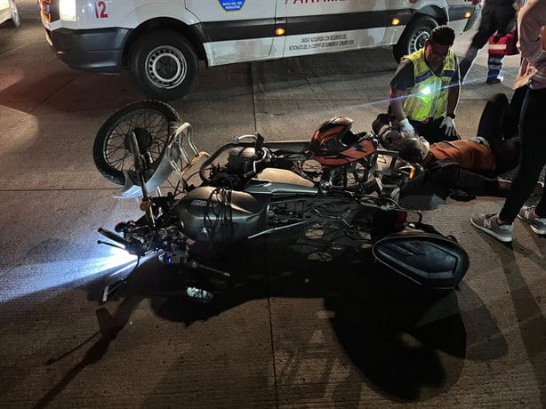 Chocan moto y auto en calles del fraccionamiento Costa Verde, en Boca del Río