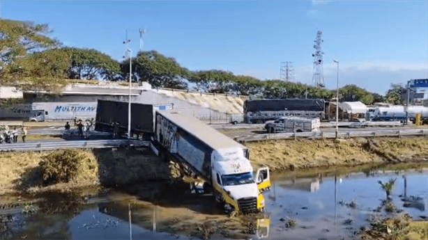 ¡Se salió del camino! tractocamión cargado con cerveza sufre accidente en autopista Córdoba-Minatitlán (VIDEO)