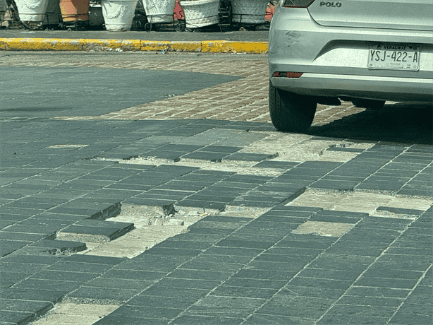 Denuncian baches y adoquines sueltos en calle Gómez Farías del centro de Veracruz