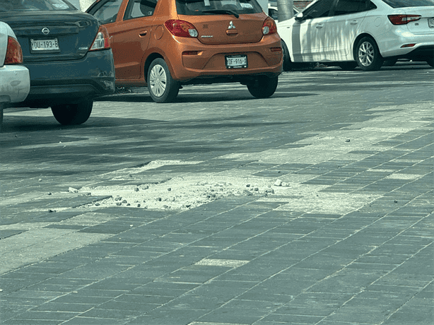 Denuncian baches y adoquines sueltos en calle Gómez Farías del centro de Veracruz