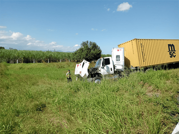 Fuerte accidente entre dos tráilers en Cardel deja daños materiales y derrame de combustible