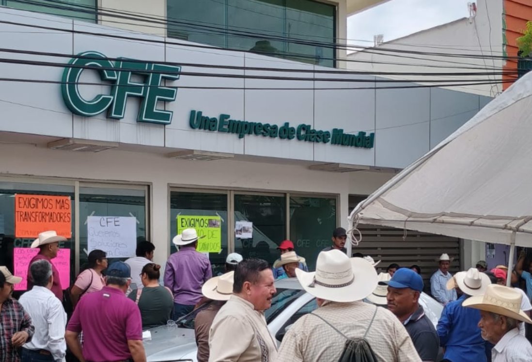 Habitantes de Soledad de Doblado se manifiestan en las oficinas de CFE