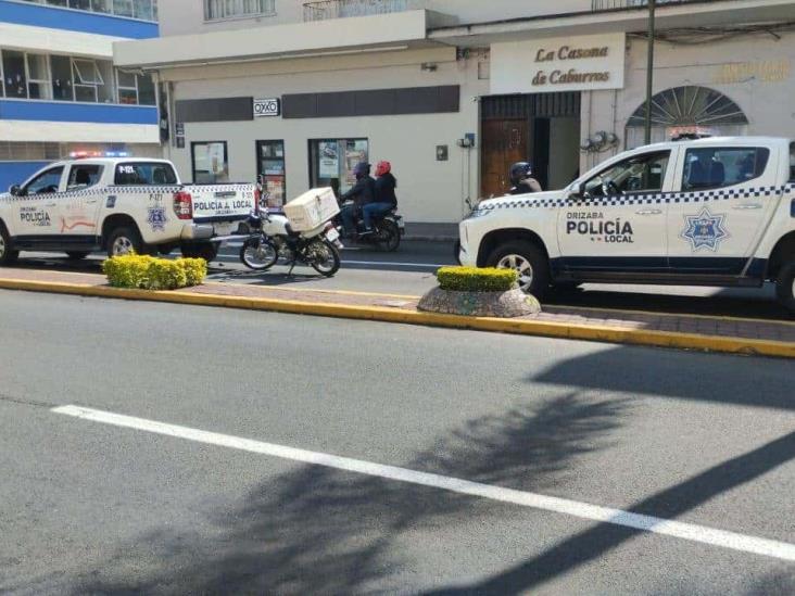 En Orizaba, chocan por alcance motocicleta contra patrulla municipal