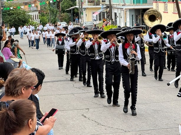 Participan miles en desfiles de la Revolución Mexicana en norte de Veracruz