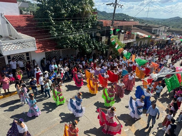 Participan miles en desfiles de la Revolución Mexicana en norte de Veracruz