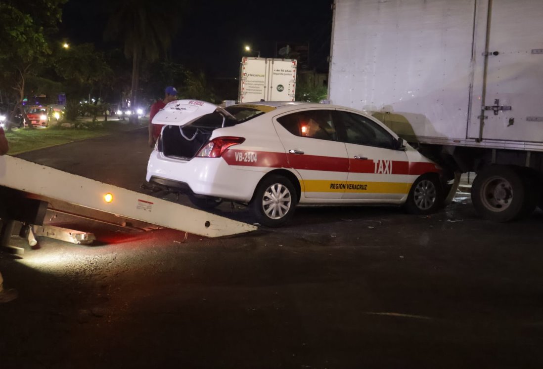 Accidente entre taxi y camioneta en el centro de Veracruz; solo daños materiales