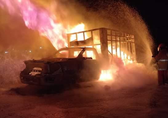 Se quema camioneta transportadora de pollos en Alvarado