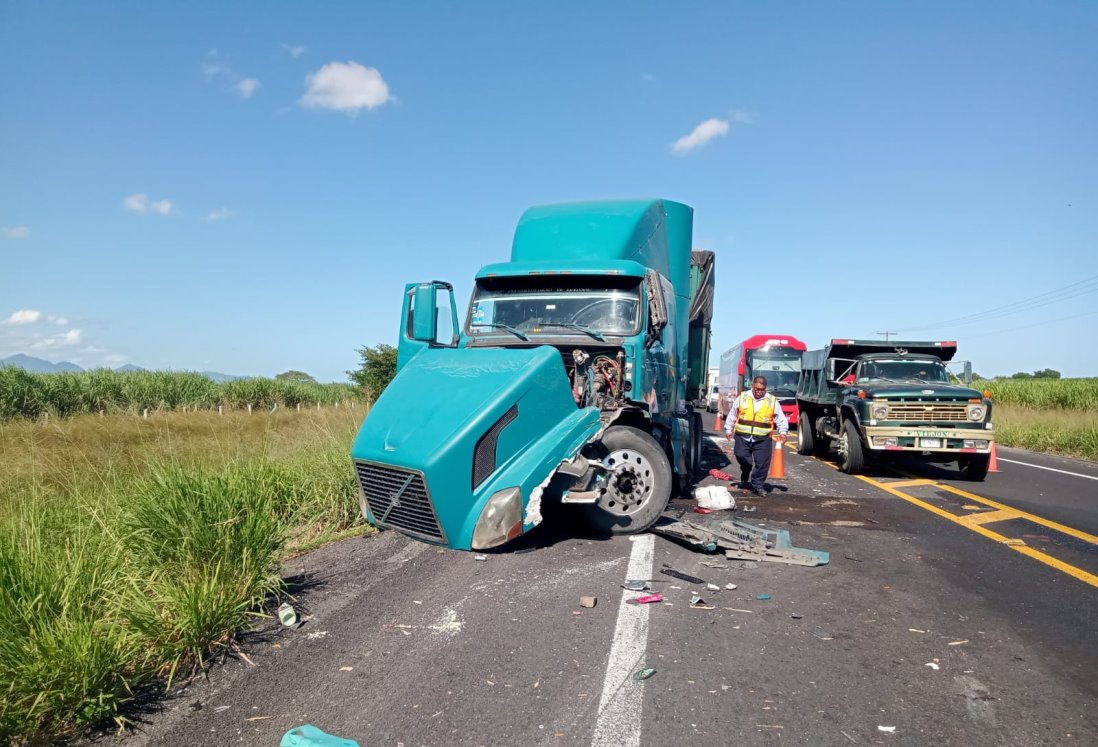 Fuerte accidente entre dos tráilers en Cardel deja daños materiales y derrame de combustible