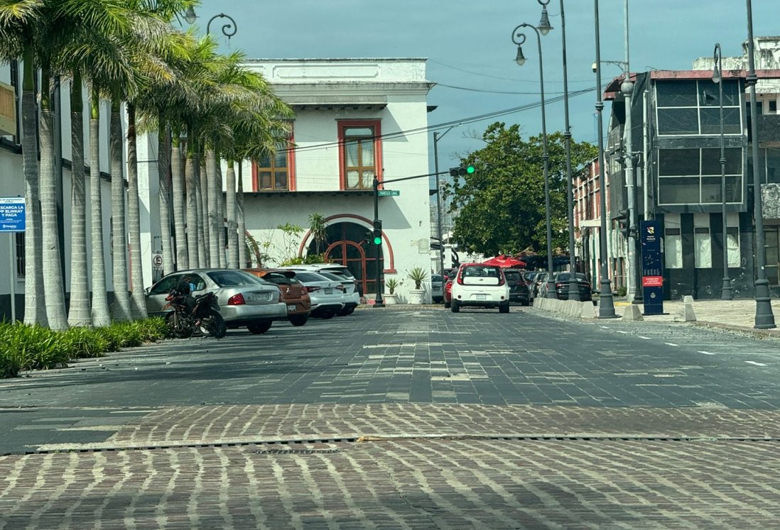 Denuncian baches y adoquines sueltos en calle Gómez Farías del centro de Veracruz