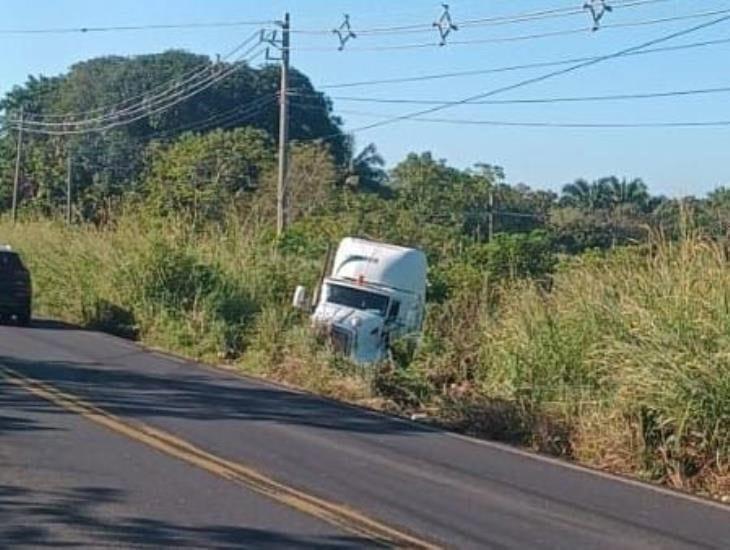 Tractocamión termina fuera de la cinta de rodamiento en la carretera antigua Minatitlán-Coatzacoalcos