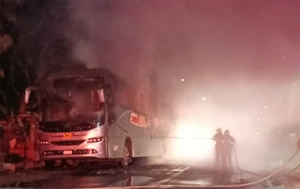 Bomberos y Guardia Nacional controlan incendio de autobús en Vega de Alatorre