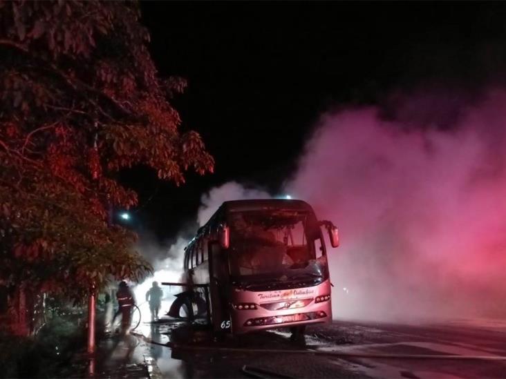 Bomberos y Guardia Nacional controlan incendio de autobús en Vega de Alatorre