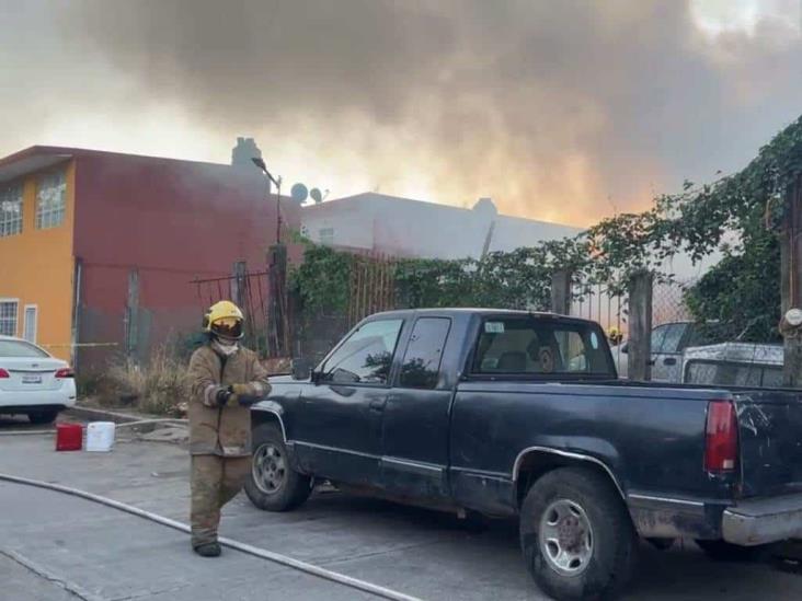 Voraz incendio consume taller mecánico en Martínez de la Torre