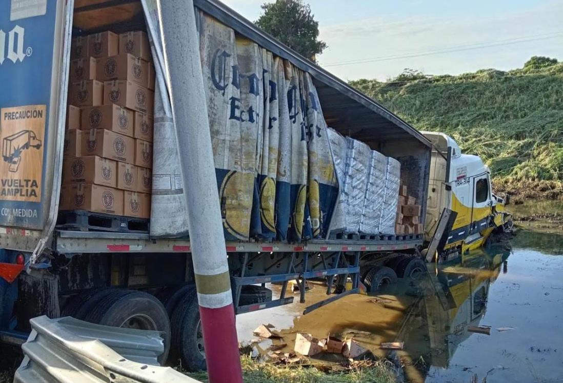 Tráiler cargado con cervezas se sale de la autopista Tinaja-Cosamaloapan