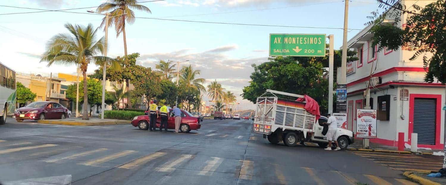 Aparatoso choque entre auto y camioneta en Allende y Mario Molina, en Veracruz