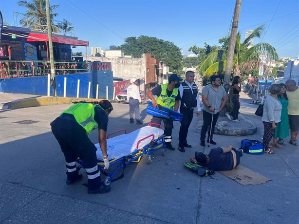 Motociclista termina en el hospital tras impactarse contra auto en Boca del Río | VIDEO