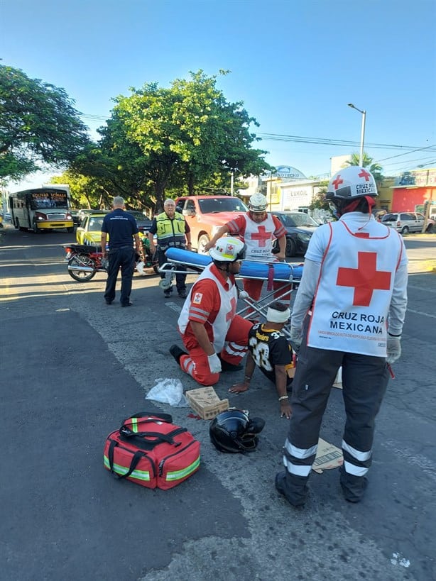 Fuerte accidente en colonia Centro de Veracruz, hombre termnina con varias fracturas